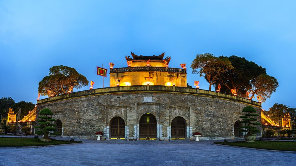 We suggest a night tour for you to explore Thang Long Imperial Citadel